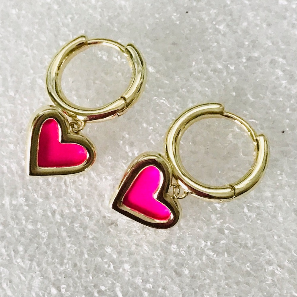 Kendra Scott Ari Heart Huggie Magenta Magnesite Earrings Gold Plated - Picture 4 of 7